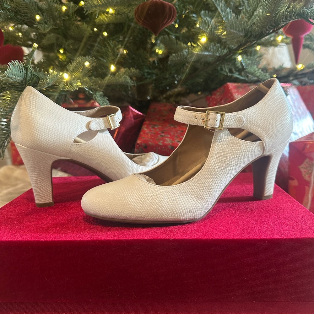 Giani Bernini Women’s Cream Slip on Heels Size 10.